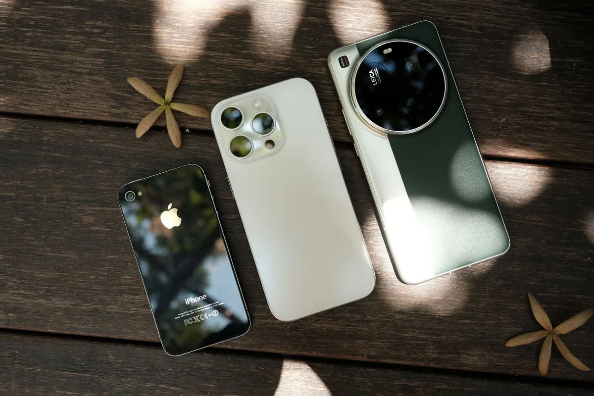 trzy smartfony na drewnianym stole — OPPO A52 w zgłoszeniu — jak odpowiadamy i co radzimy