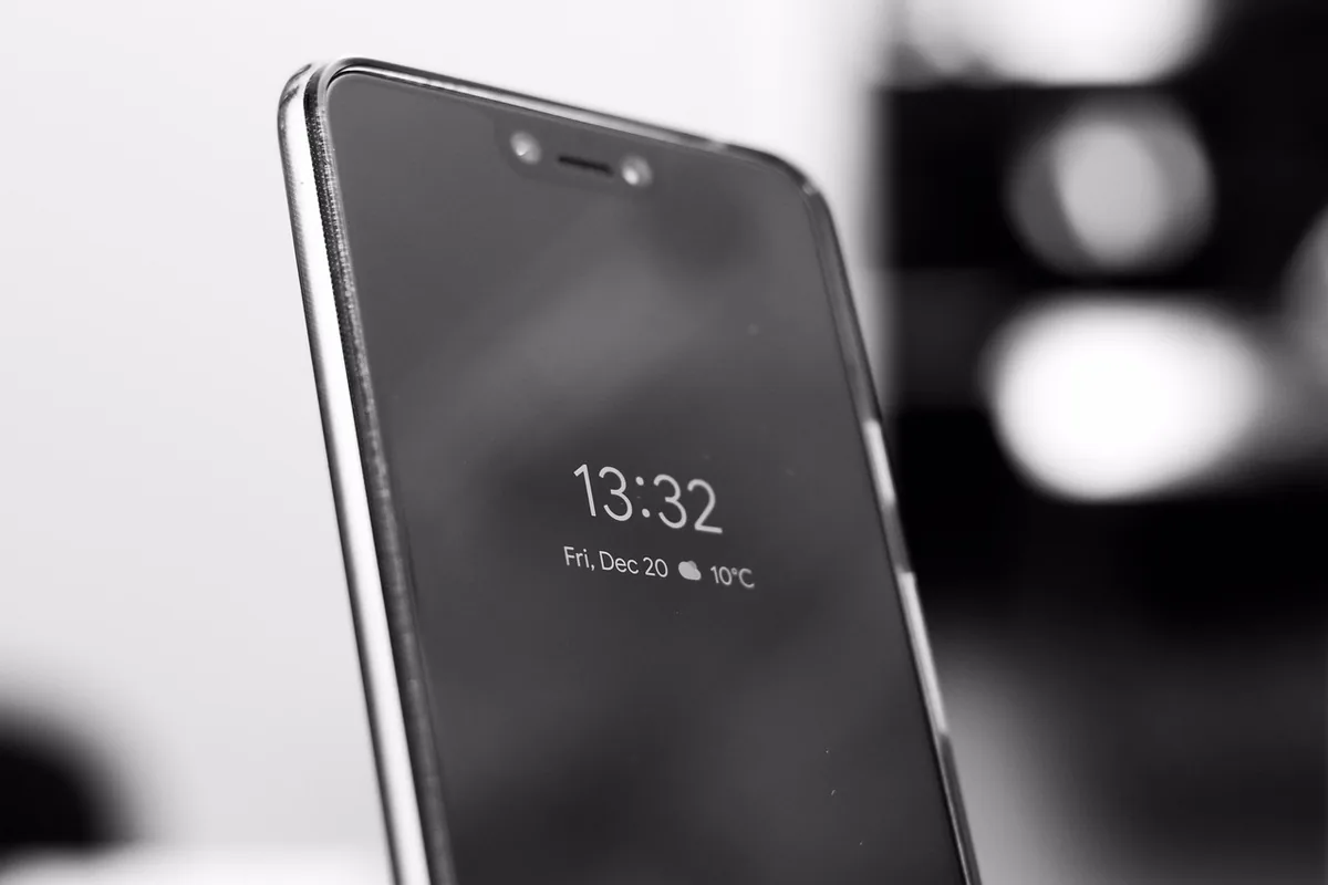 smartfon google pixel na jasnym tle — OPPO A74 poza naszym warsztatem — gdzie szukać pomocy