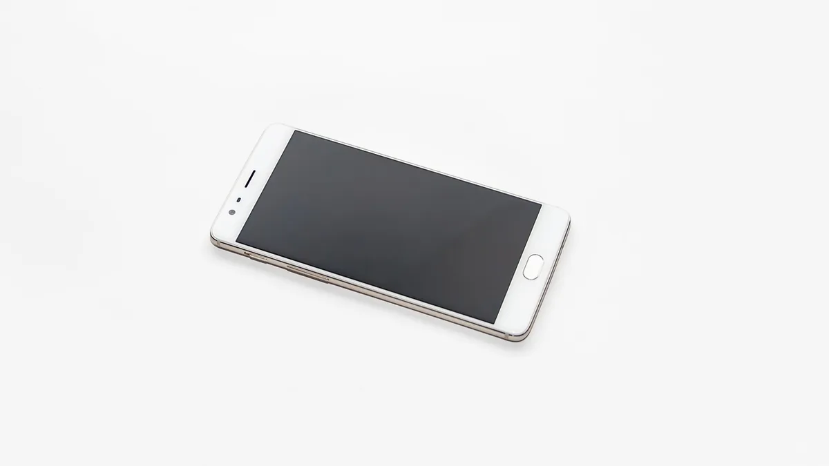biały smartfon oneplus z czytnikiem linii papilarnych — OPPO Find X5 Pro w zgłoszeniu — jak odpowiadamy i co radzimy