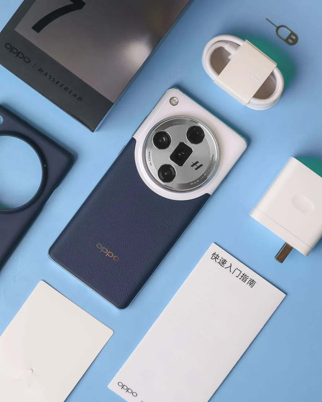 smartfon Oppo z akcesoriami na niebieskim tle — OPPO Find X6 Pro poza naszym warsztatem — gdzie szukać pomocy