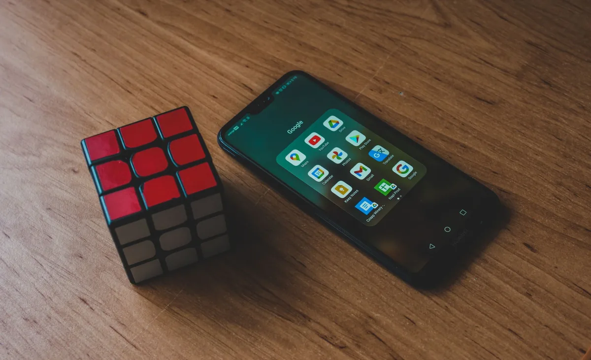 smartfon z aplikacjami i kostka rubika na stole — OPPO Find X8 poza naszym warsztatem — gdzie szukać pomocy
