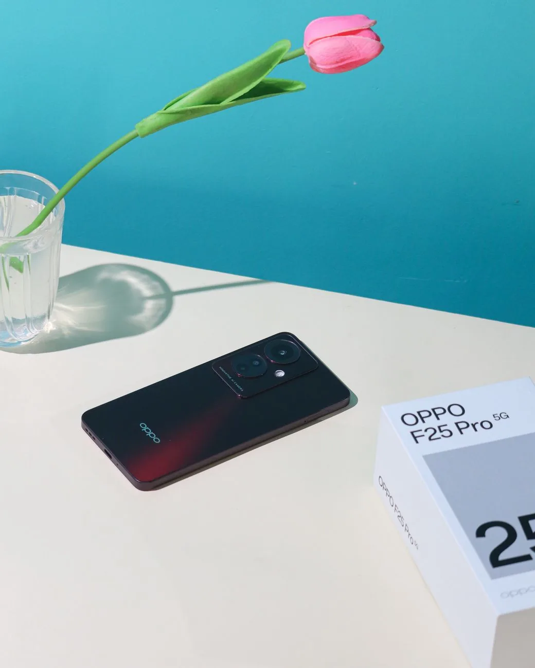 smartfon Oppo i tulipan w wazonie na białym stole — OPPO Reno 10 a zakres naszego serwisu — czym zajmujemy się zamiast