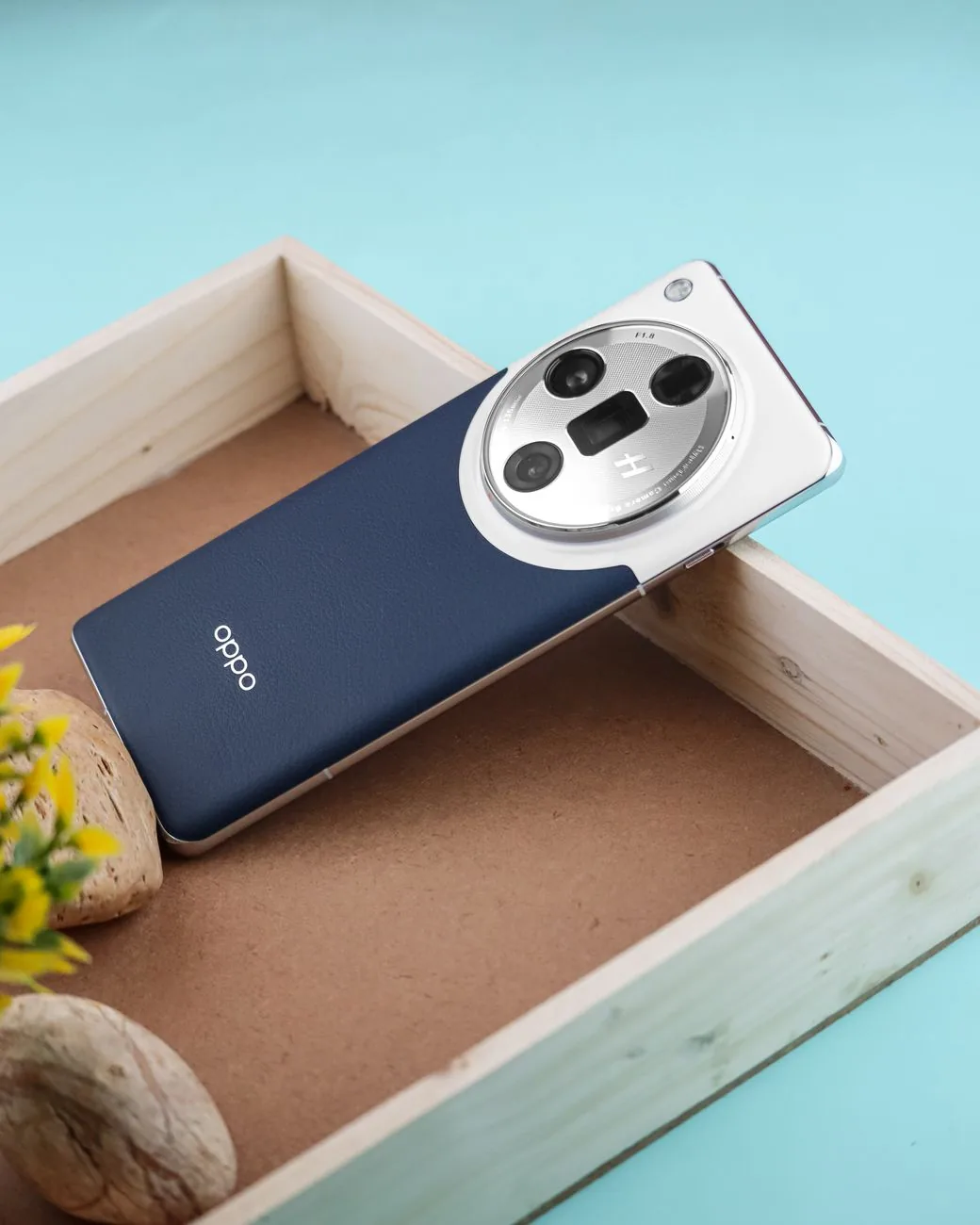 smartfon OPPO w drewnianej tacy — OPPO Reno 12 — czego przy tym sprzęcie nie zrobimy