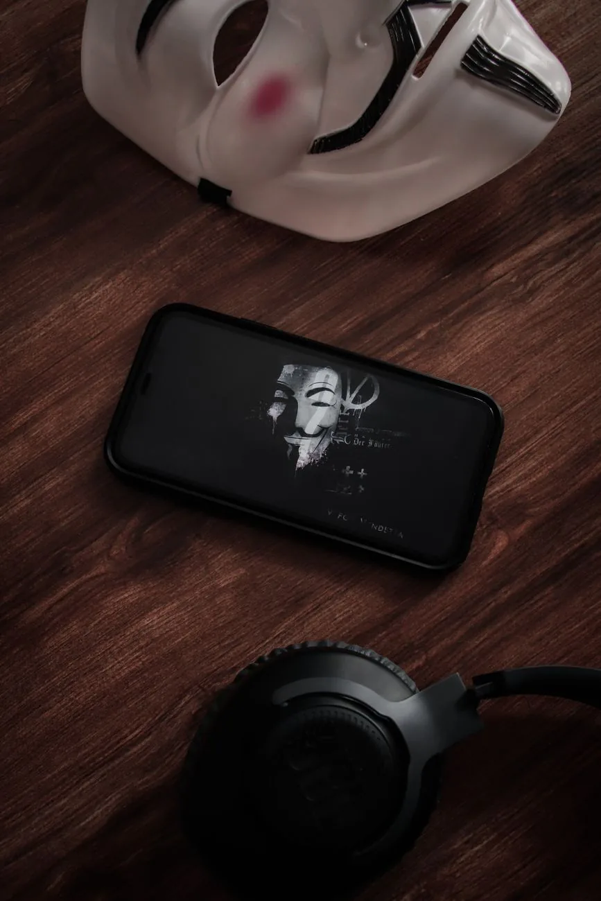 smartfon, maska i słuchawki na drewnianym stole — OPPO Reno 2 — czego przy tym sprzęcie nie zrobimy