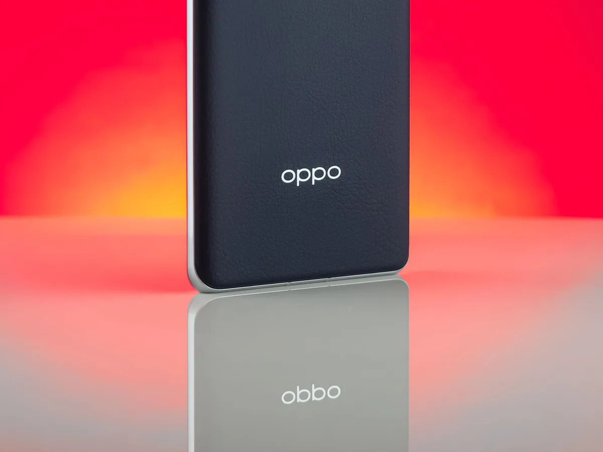 smartfon Oppo na kolorowym tle w studiu — OPPO Reno 6 — czego przy tym sprzęcie nie zrobimy