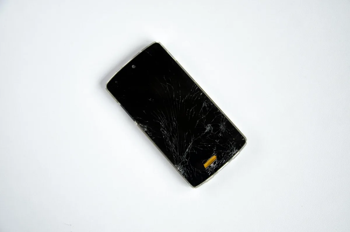 uszkodzony smartfon z pękniętym ekranem dotykowym — OPPO Reno 7 w zgłoszeniu — jak odpowiadamy i co radzimy