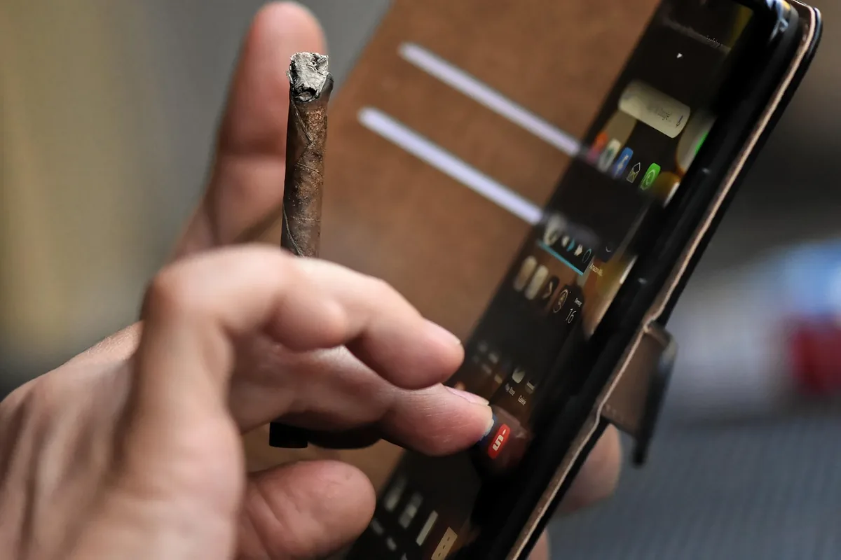 palec dotykający ekranu dotykowego nowoczesnego smartfona — OPPO Reno 8 poza naszym warsztatem — gdzie szukać pomocy