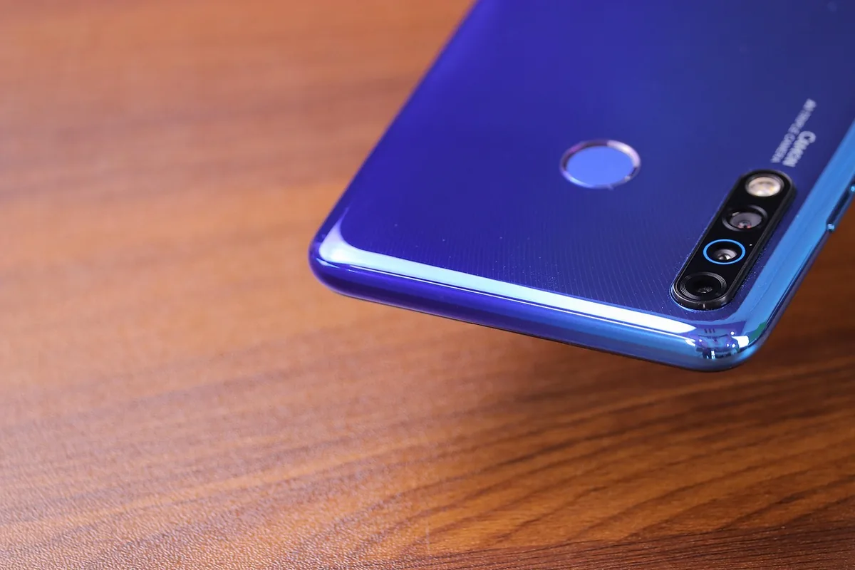 smartfon z widocznym aparatem — OPPO Reno 9 — czego przy tym sprzęcie nie zrobimy