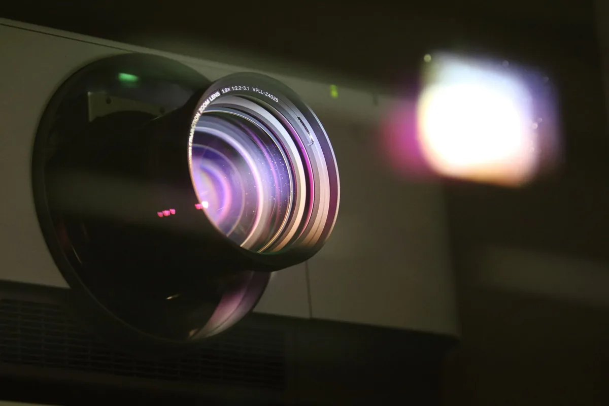 soczewka projektora emitująca jasną wiązkę światła — Optoma HD146X — czego przy tym sprzęcie nie zrobimy