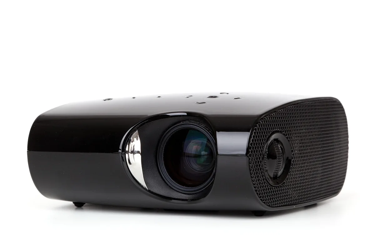 nowoczesny projektor multimedialny do biura i domu — Optoma UHD50X a zakres naszego serwisu — czym zajmujemy się zamiast