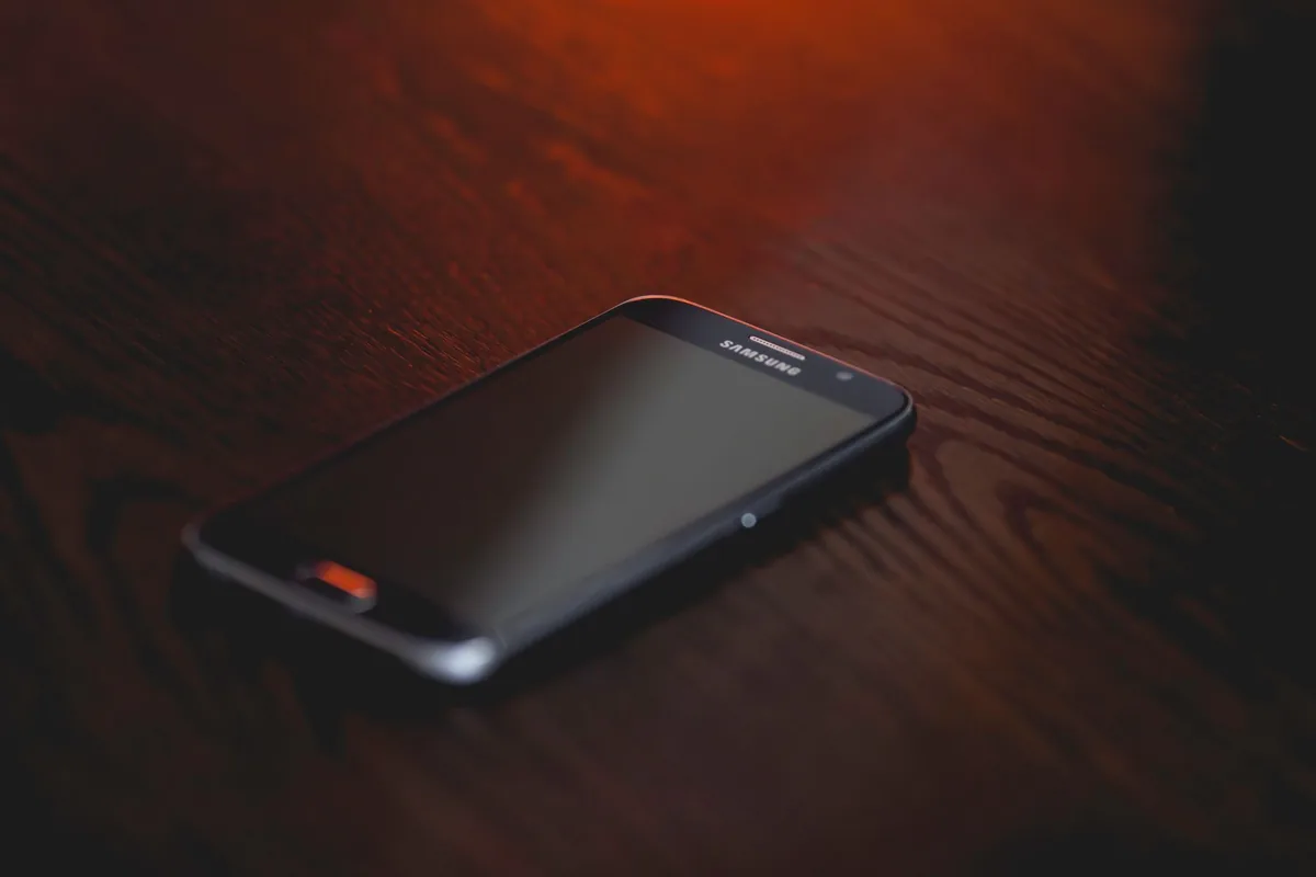 telefon komórkowy na ciemnym drewnianym blacie — Oukitel WP30 Pro — czego przy tym sprzęcie nie zrobimy