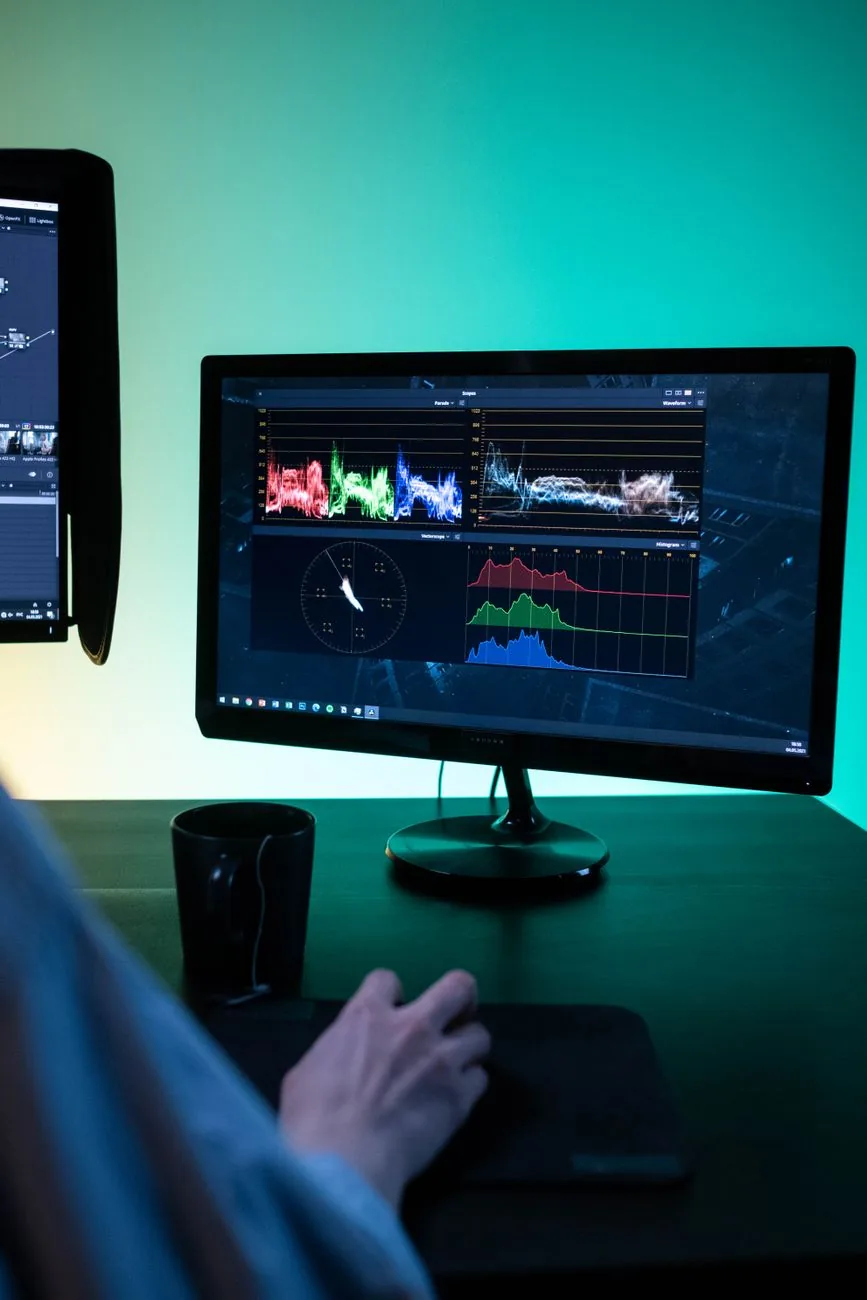 dwa monitory z programem do edycji na biurku — Philips 24E1N1300A poza naszym warsztatem — gdzie szukać pomocy