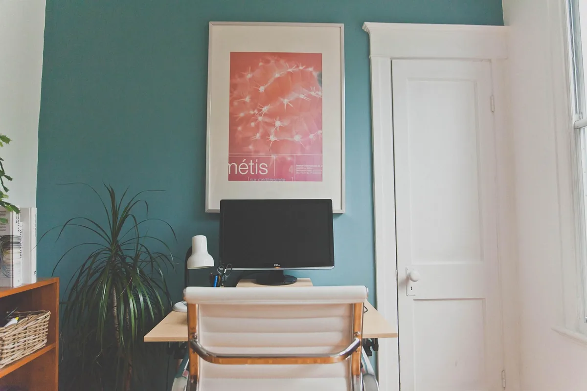 monitor komputerowy na biurku w nowoczesnej sypialni — Philips 275V8LA w zgłoszeniu — jak odpowiadamy i co radzimy
