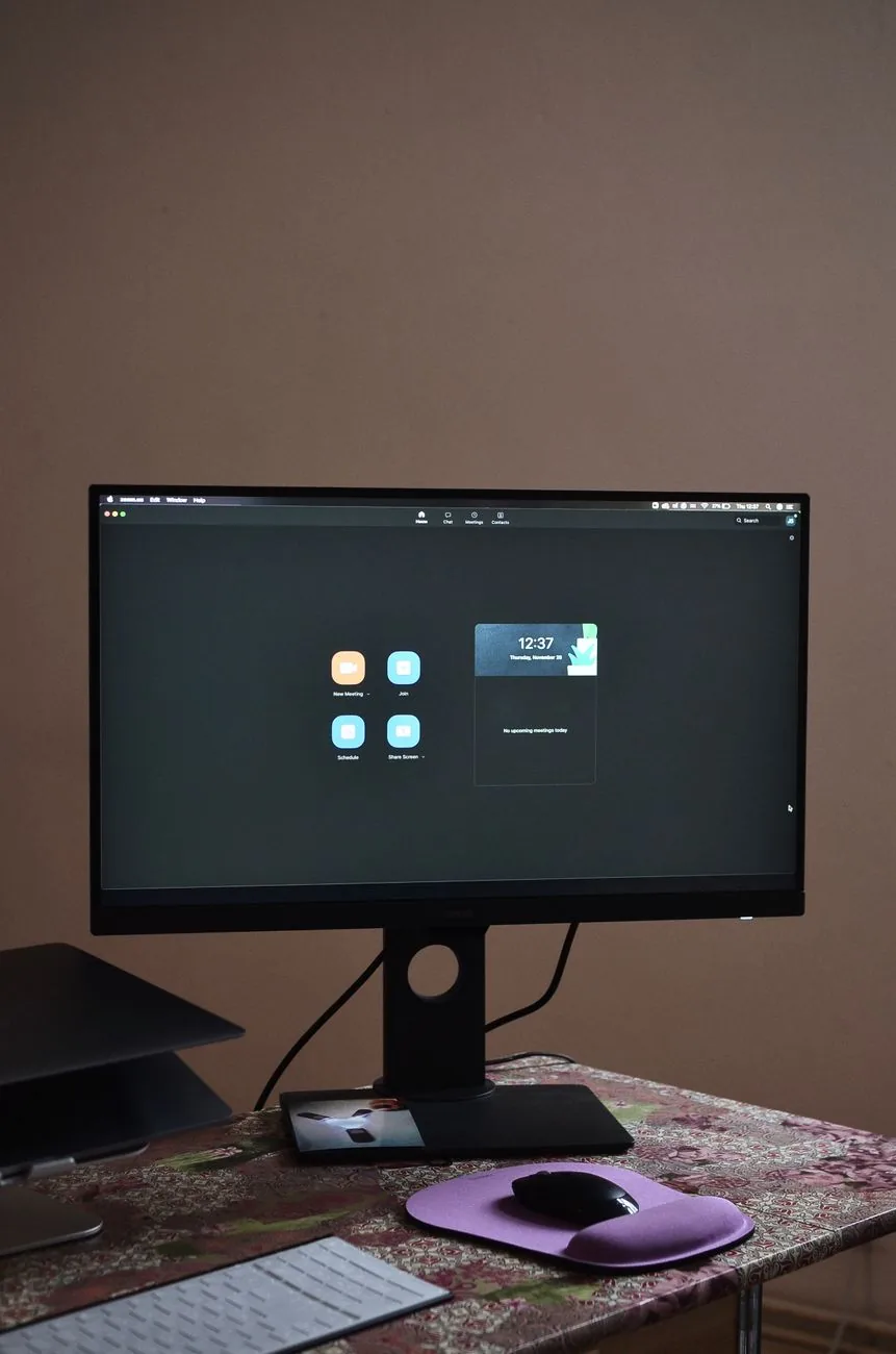 czarny monitor z białą klawiaturą i myszą na biurku — Philips 279P1 a zakres naszego serwisu — czym zajmujemy się zamiast