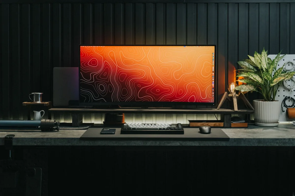 nowoczesny monitor i klawiatura na stanowisku dla gracza — Philips 27E1N3300A w zgłoszeniu — jak odpowiadamy i co radzimy