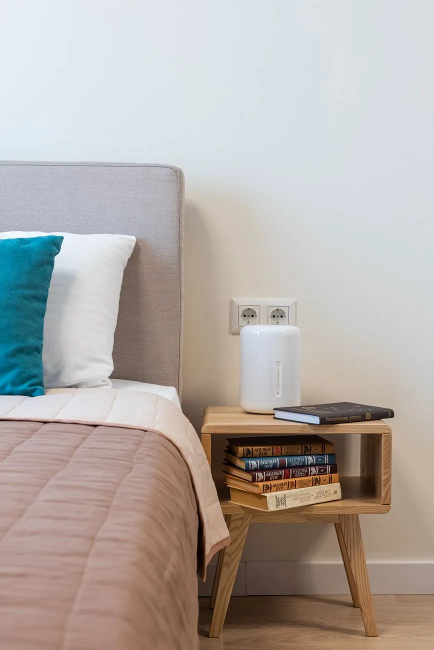 nawilżacz powietrza na stoliku nocnym przy łóżku — Philips AC0820 w zgłoszeniu — jak odpowiadamy i co radzimy