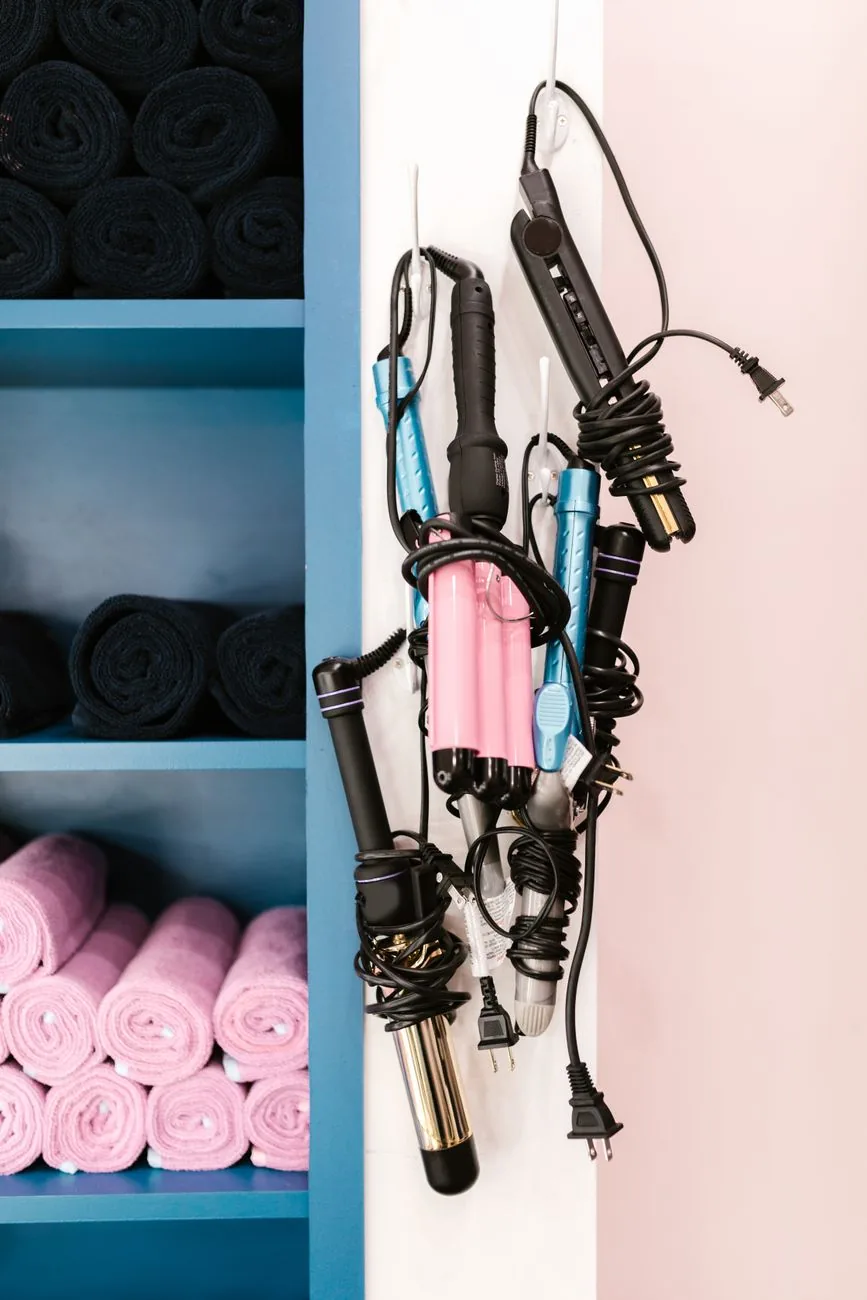 lokówki na ściennych wieszakach obok ułożonych ręczników — Philips Lumea Essential w zgłoszeniu — jak odpowiadamy i co radzimy
