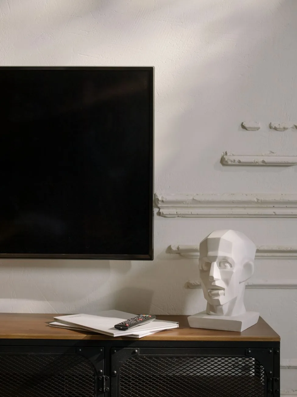 telewizor nad drewnianym stołem w nowoczesnym wnętrzu — Philips OLED808 a zakres naszego serwisu — czym zajmujemy się zamiast
