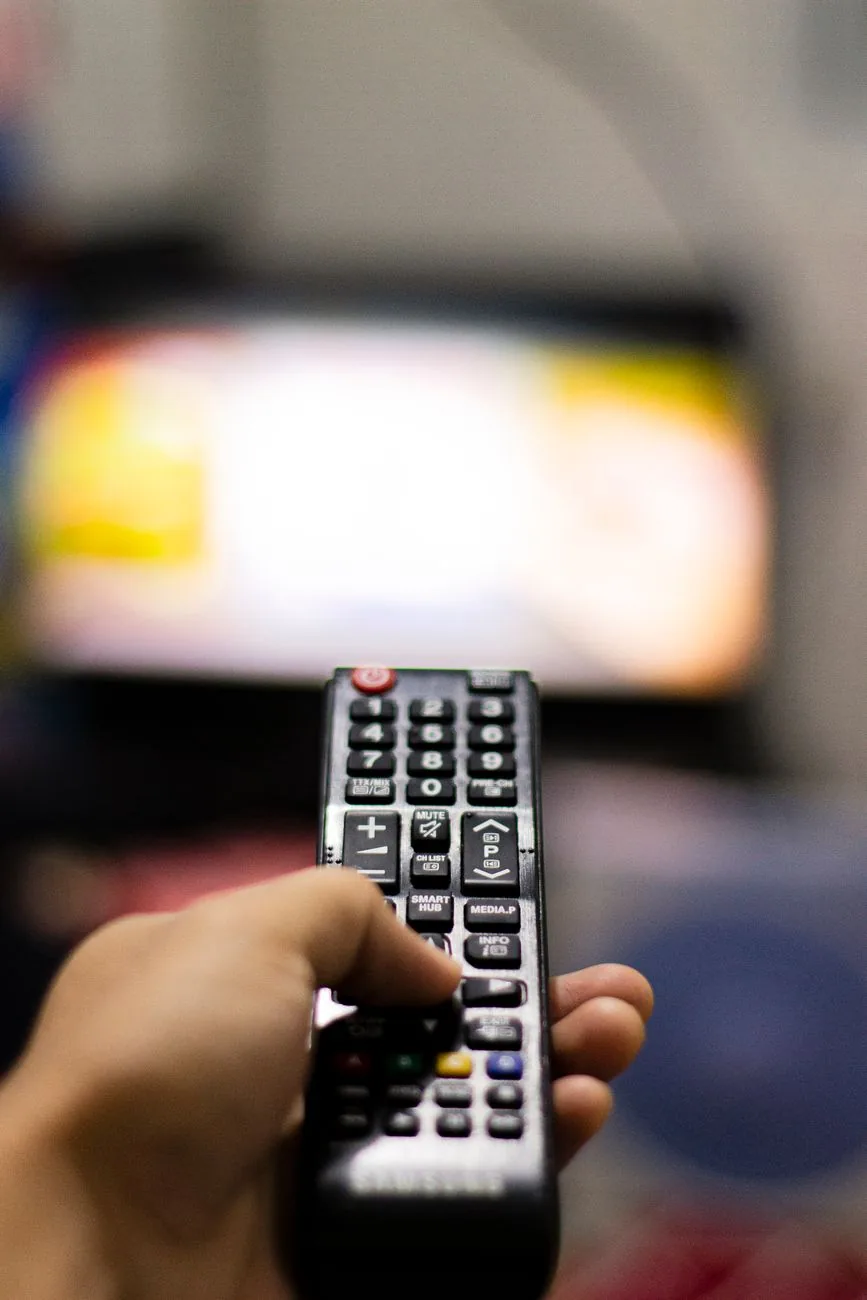 dłoń trzymająca pilot do telewizora we wnętrzu — Philips PUS8508 — czego przy tym sprzęcie nie zrobimy