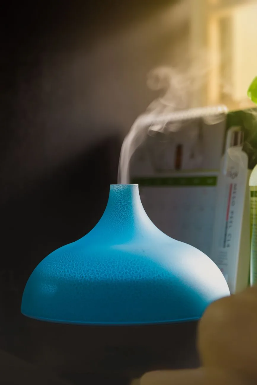 niebieski nawilżacz powietrza uwalniający mgiełkę — Philips Series 2000i — czego przy tym sprzęcie nie zrobimy