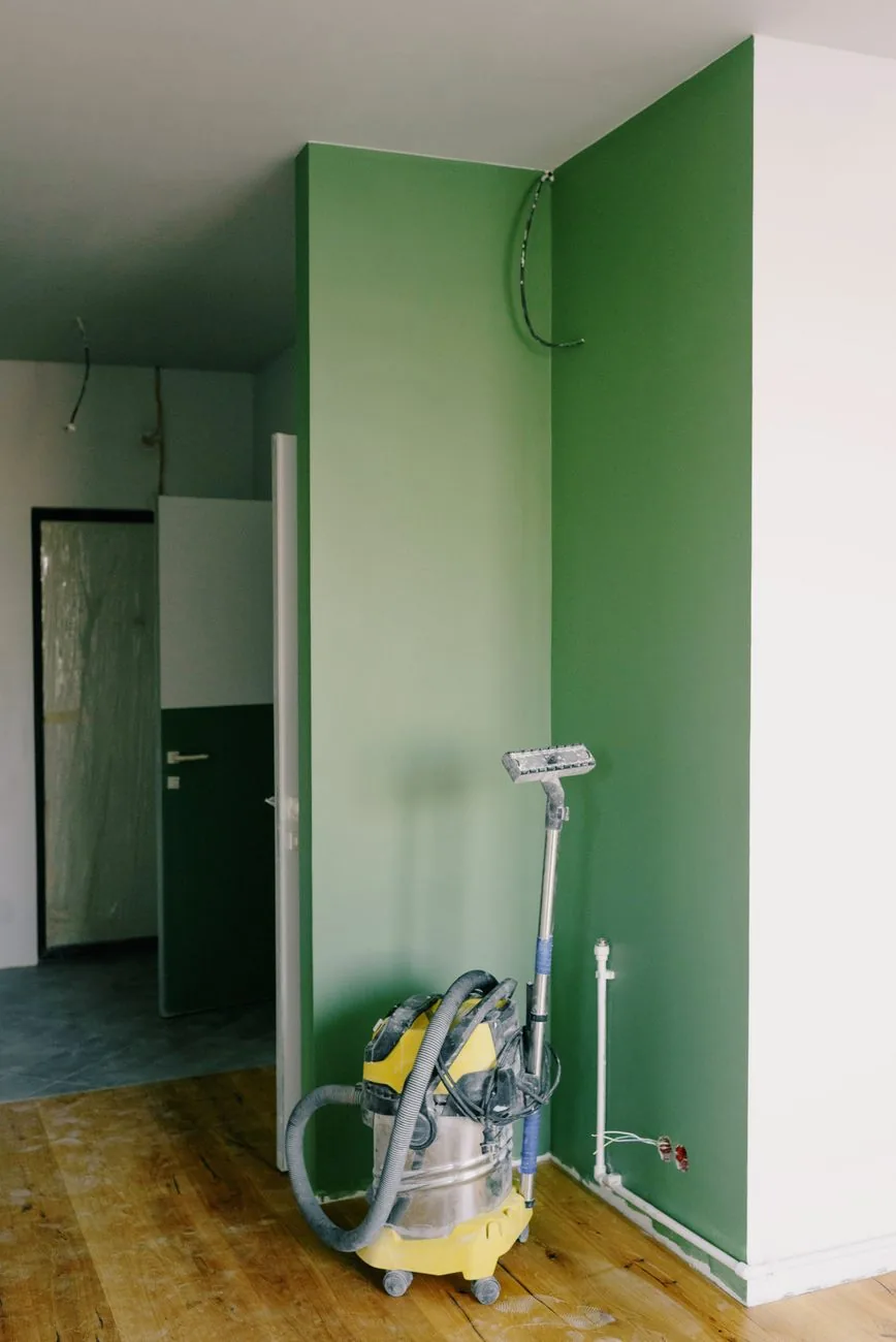 odkurzacz przemysłowy w rogu malowanego pokoju — Philips SpeedPro Max — czego przy tym sprzęcie nie zrobimy