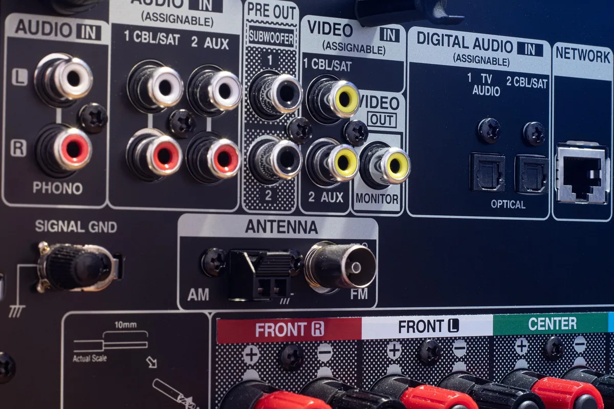 analogowy odbiornik i wzmacniacz audio w studiu dźwiękowym — Pioneer A-10AE — czego przy tym sprzęcie nie zrobimy