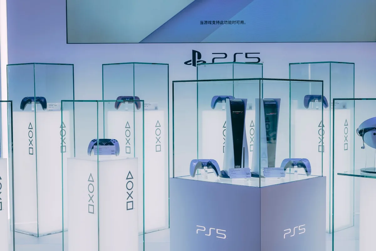 konsole PlayStation 5 i akcesoria na wystawie w salonie — PlayStation 4 500 GB — czego przy tym sprzęcie nie zrobimy