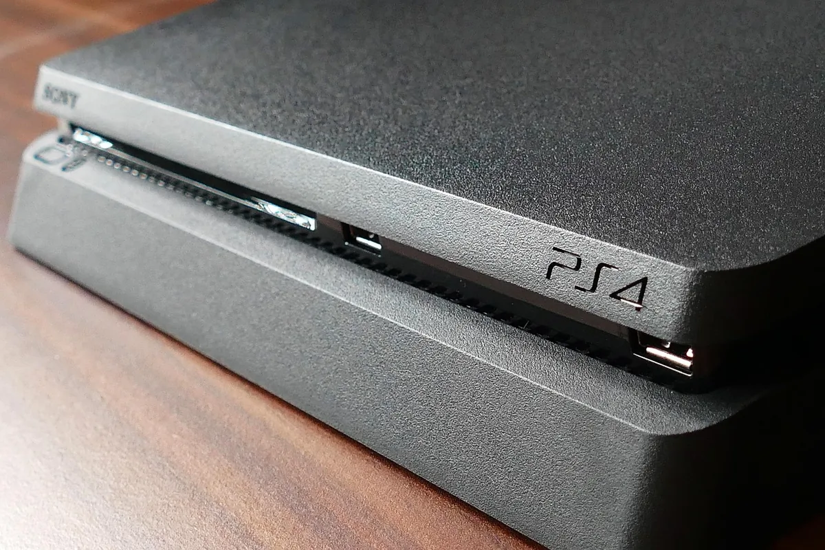 konsola PlayStation 4 Slim z kontrolerem — PlayStation 4 Slim a zakres naszego serwisu — czym zajmujemy się zamiast