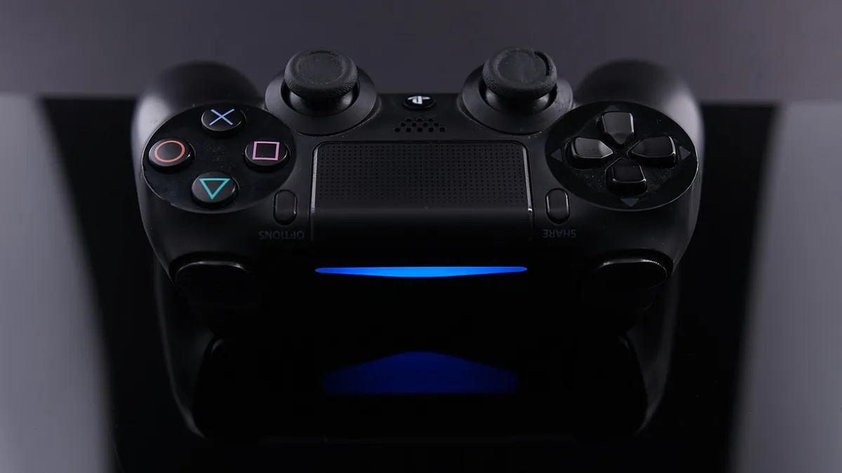 czarny kontroler do konsoli PlayStation 4 — PlayStation 5 Digital Edition w zgłoszeniu — jak odpowiadamy i co radzimy