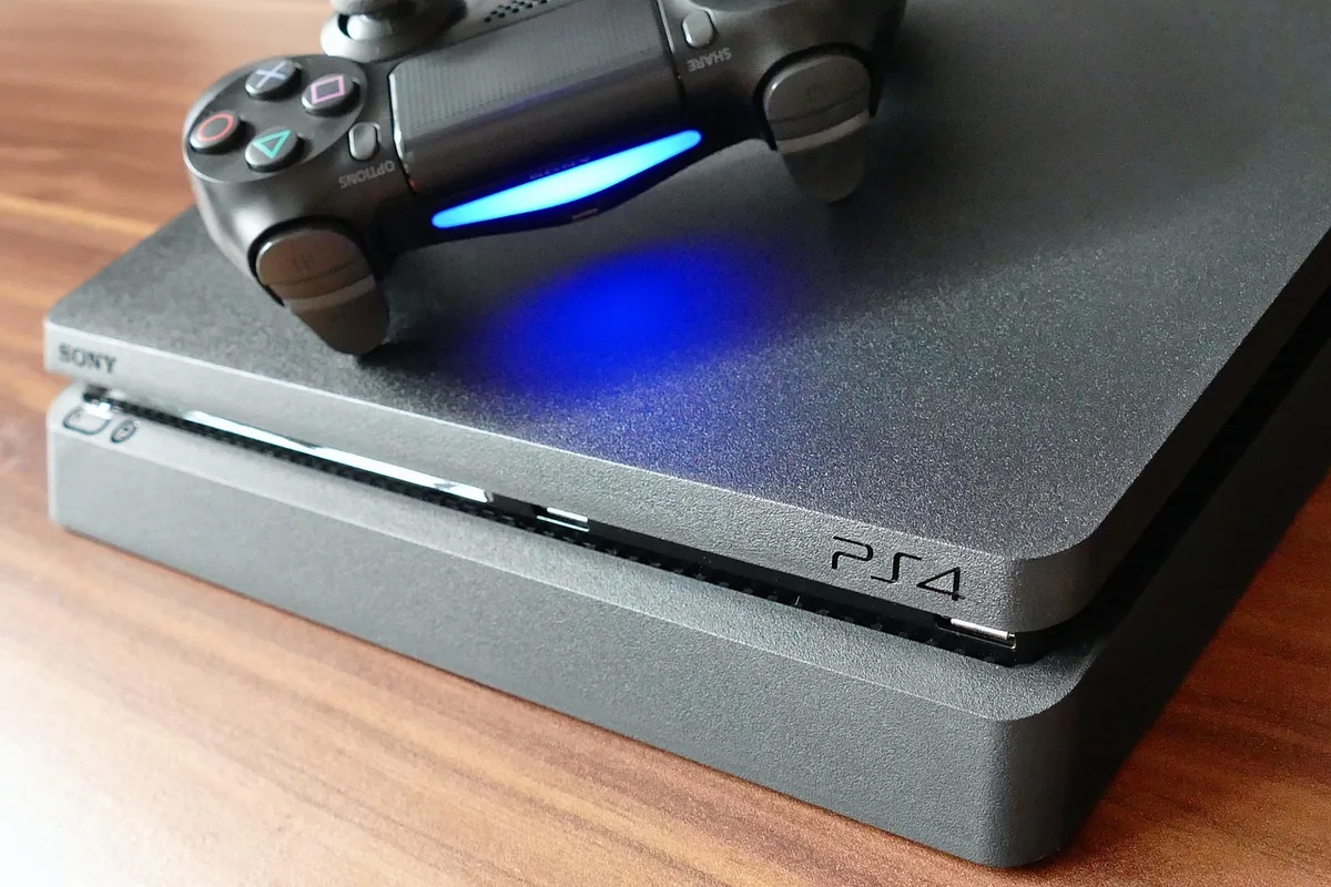 czarny kontroler do konsoli PlayStation 4 Slim — PlayStation 5 Slim poza naszym warsztatem — gdzie szukać pomocy