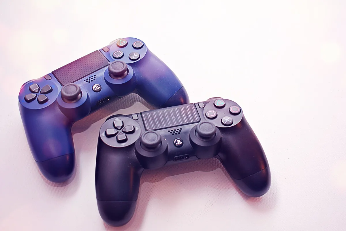 dwa kontrolery do konsoli PlayStation na białej powierzchni — PlayStation Portal — czego przy tym sprzęcie nie zrobimy
