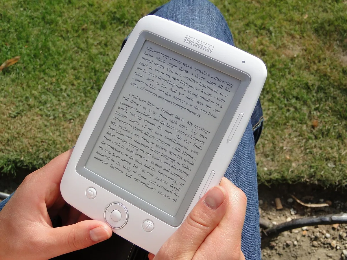kieszonkowy czytnik e-booków z ekranem e-ink — PocketBook Basic 4 poza naszym warsztatem — gdzie szukać pomocy