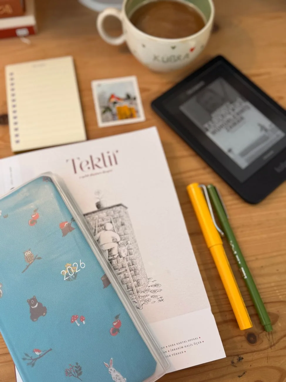 czytnik e-booków, notes, długopisy i kawa na biurku — PocketBook Color w zgłoszeniu — jak odpowiadamy i co radzimy