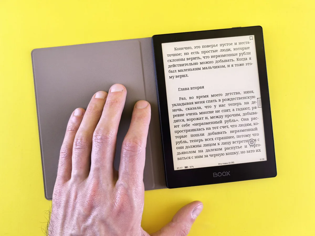 dłoń trzymająca czytnik e-booków na żółtym tle — PocketBook Era a zakres naszego serwisu — czym zajmujemy się zamiast
