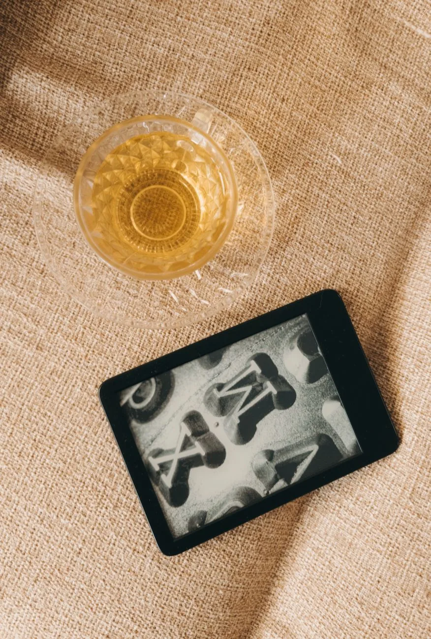czytnik e-booków obok szklanki z napojem — PocketBook InkPad 3 poza naszym warsztatem — gdzie szukać pomocy