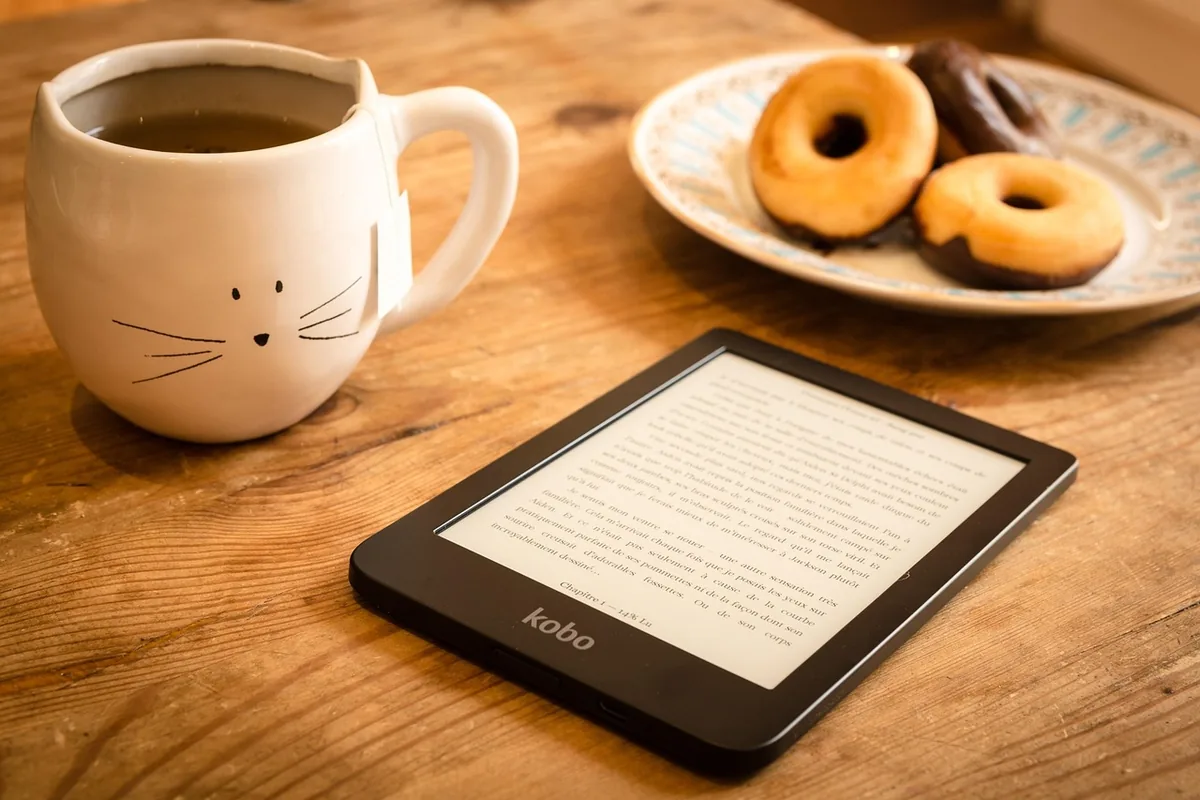 czytnik e-booków obok herbaty i pączków — PocketBook Touch Lux 3 w zgłoszeniu — jak odpowiadamy i co radzimy