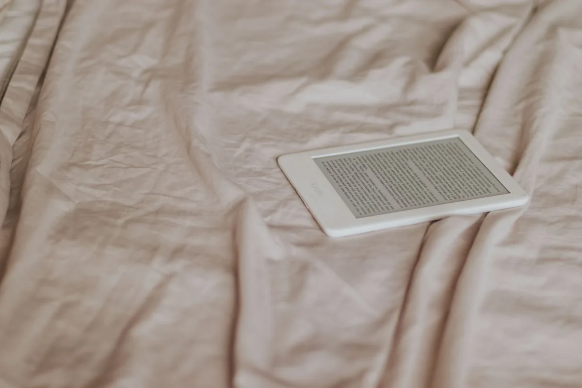 minimalistyczny czytnik e-booków na beżowej narzucie — PocketBook Verse w zgłoszeniu — jak odpowiadamy i co radzimy