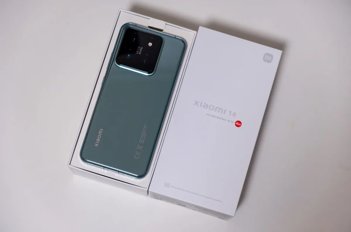 miętowy smartfon w fabrycznym opakowaniu na stole — POCO F2 Pro — czego przy tym sprzęcie nie zrobimy