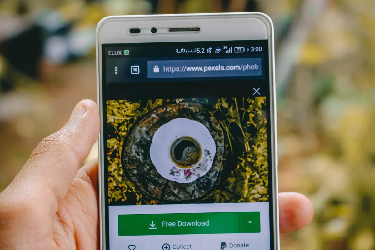 smartfon z grafiką filiżanki kawy na ekranie — POCO F4 GT w zgłoszeniu — jak odpowiadamy i co radzimy