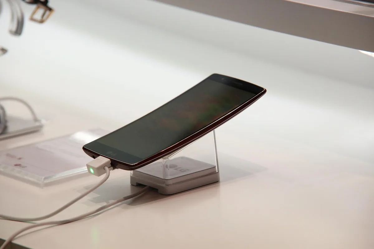 zakrzywiony smartfon lg g flex 2 — POCO F5 — czego przy tym sprzęcie nie zrobimy