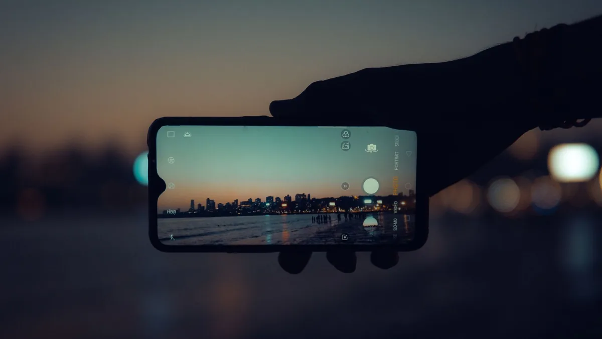 smartfon z panoramą miasta o zachodzie słońca — POCO F6 Pro a zakres naszego serwisu — czym zajmujemy się zamiast