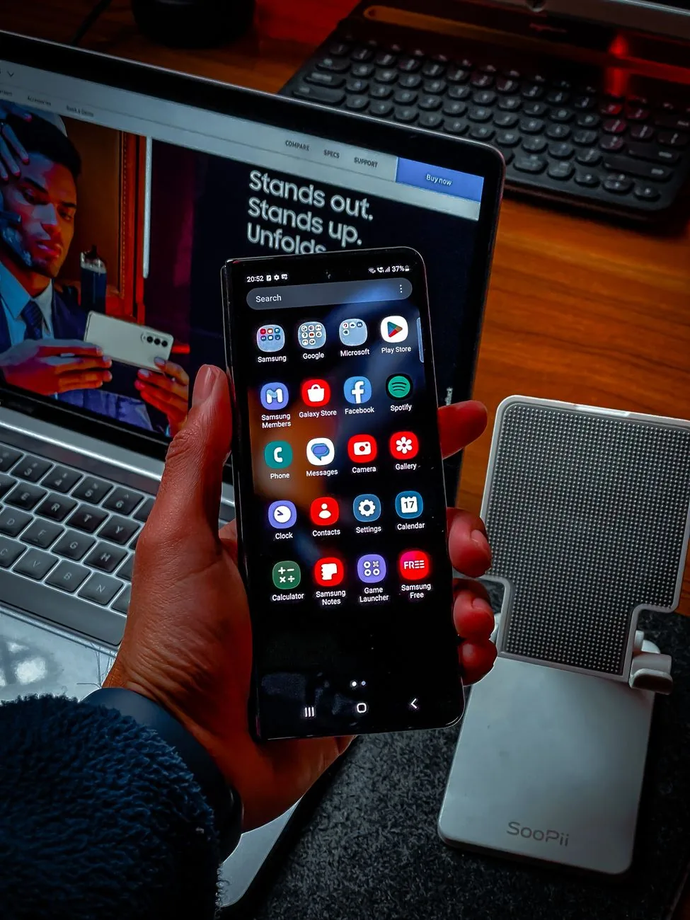 smartfon z ikonami aplikacji na biurku — POCO M4 5G — czego przy tym sprzęcie nie zrobimy