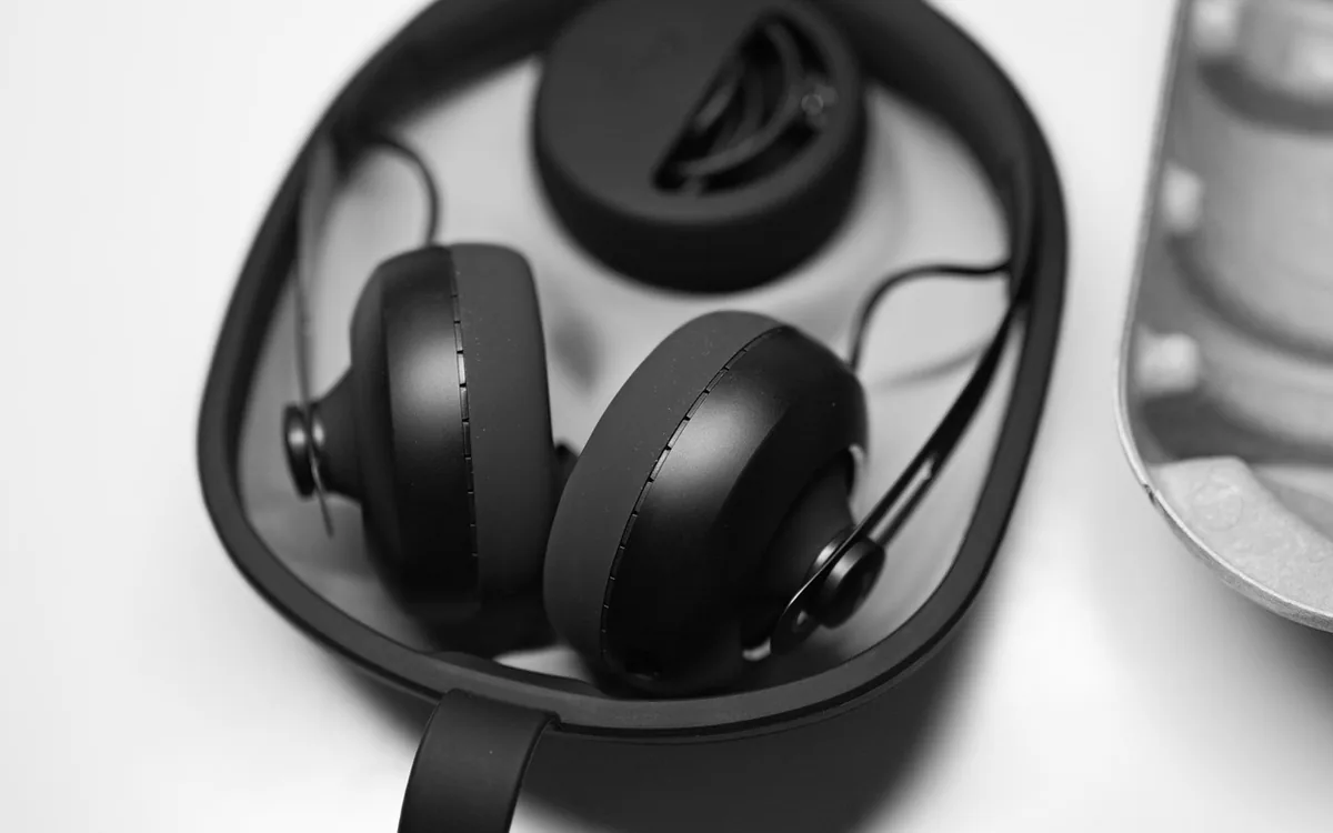 zestaw słuchawkowy do słuchania muzyki — Poly Blackwire 3320 a zakres naszego serwisu — czym zajmujemy się zamiast