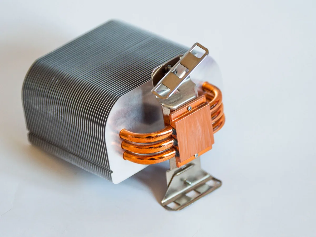 metalowy radiator chłodzenia podzespołów komputerowych — ponowna aplikacja ciekłego metalu a zakres naszego serwisu — czym zajmujemy się zamiast