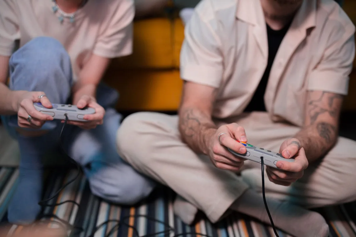 dłonie trzymające kontrolery do gier retro w pokoju — PowerA Fusion Pro 3 — czego przy tym sprzęcie nie zrobimy