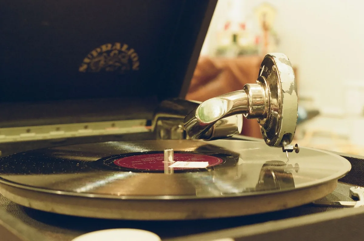 zabytkowy gramofon z płytą winylową w pokoju — Pro-Ject Debut Carbon DC poza naszym warsztatem — gdzie szukać pomocy