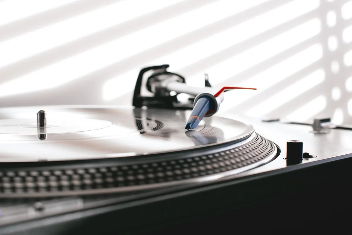 zbliżenie na płytę winylową i igłę gramofonu — Pro-Ject Debut III a zakres naszego serwisu — czym zajmujemy się zamiast