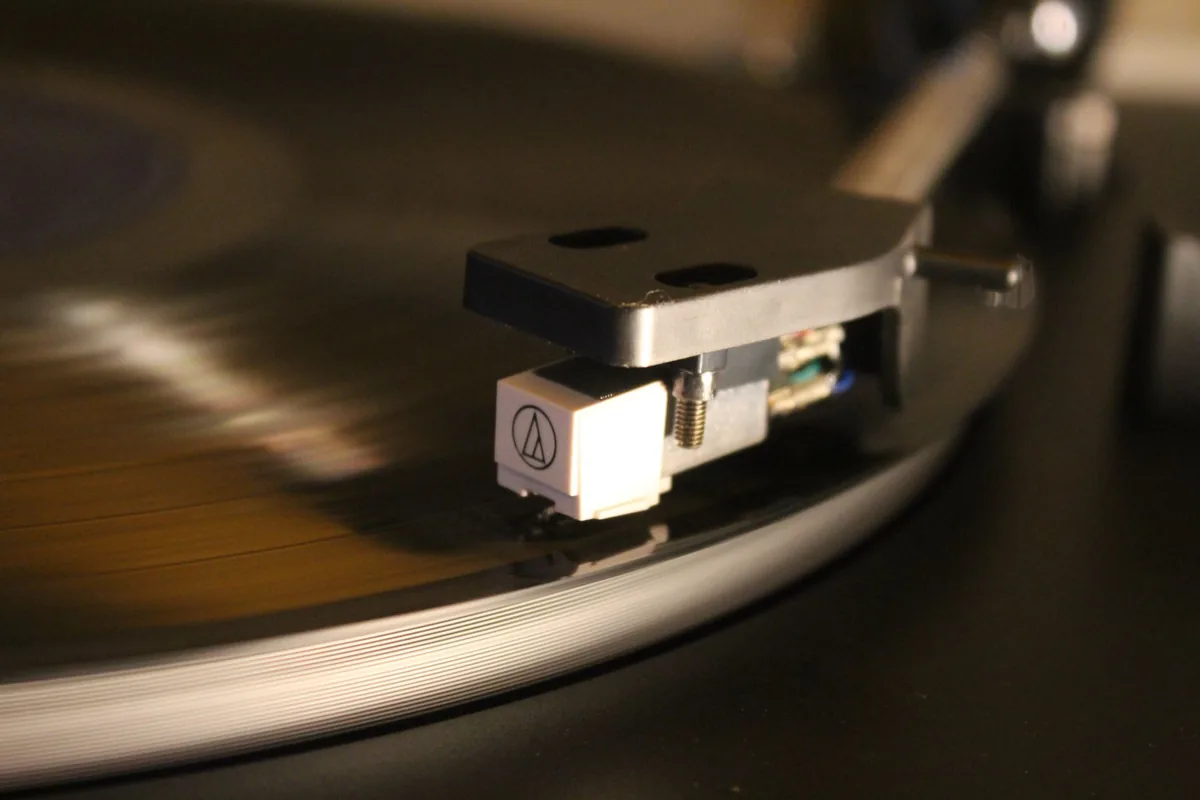 igła gramofonu na obracającej się płycie winylowej — Pro-Ject Debut PRO — czego przy tym sprzęcie nie zrobimy