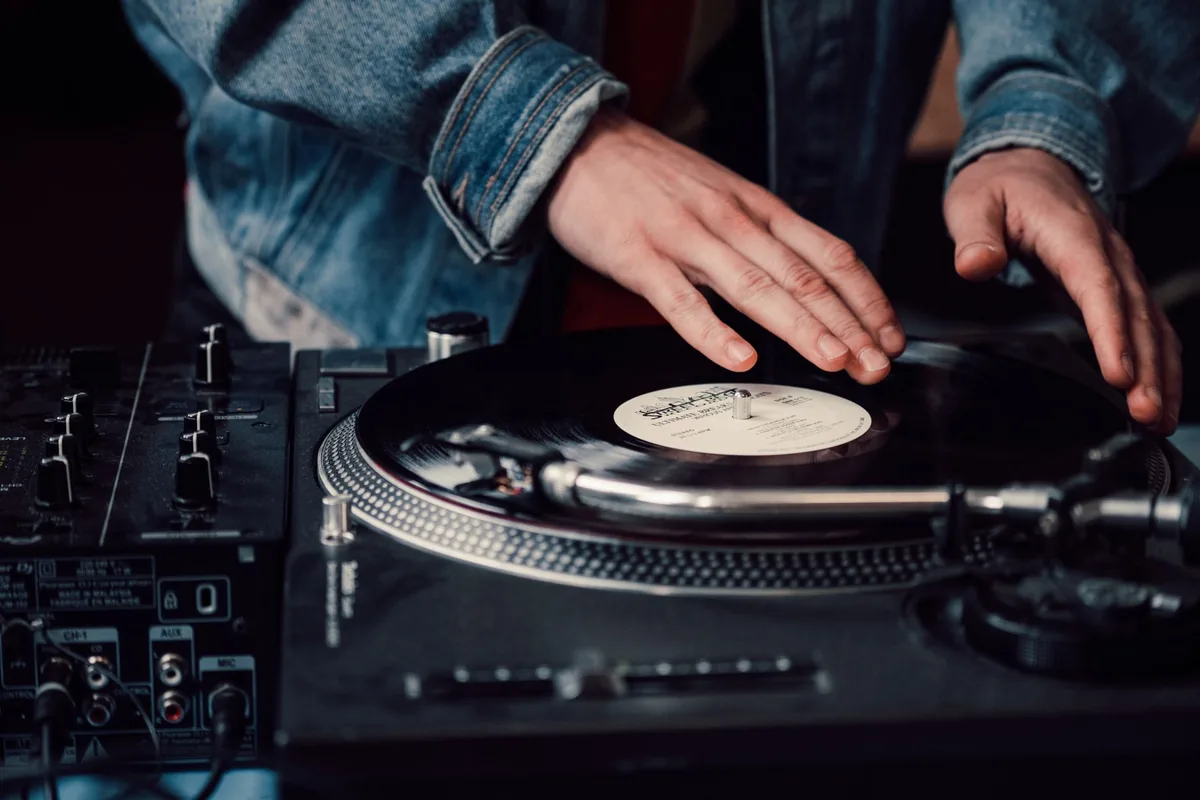 płyta winylowa na gramofonie obok miksera — Pro-Ject E1 poza naszym warsztatem — gdzie szukać pomocy