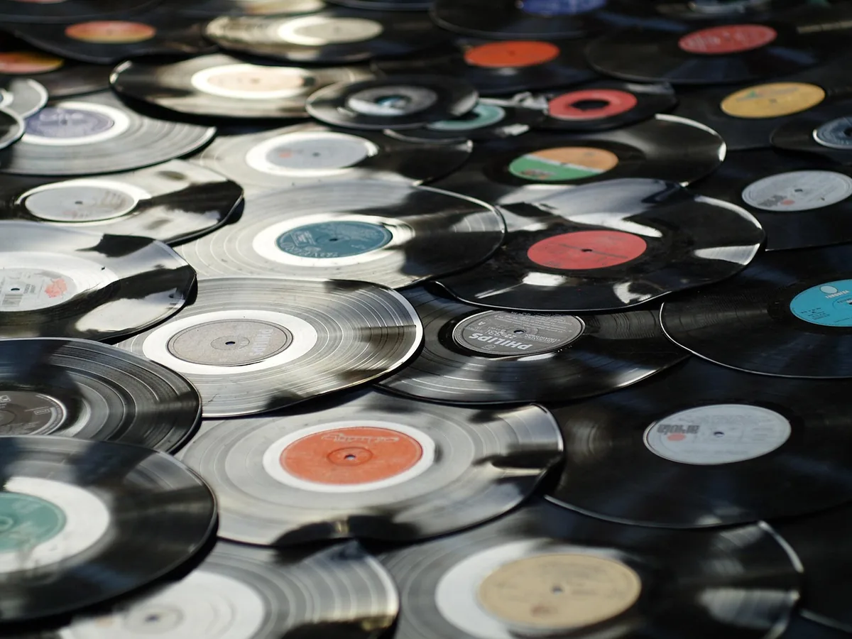 czarna płyta winylowa na talerzu gramofonu — Pro-Ject Elemental — czego przy tym sprzęcie nie zrobimy